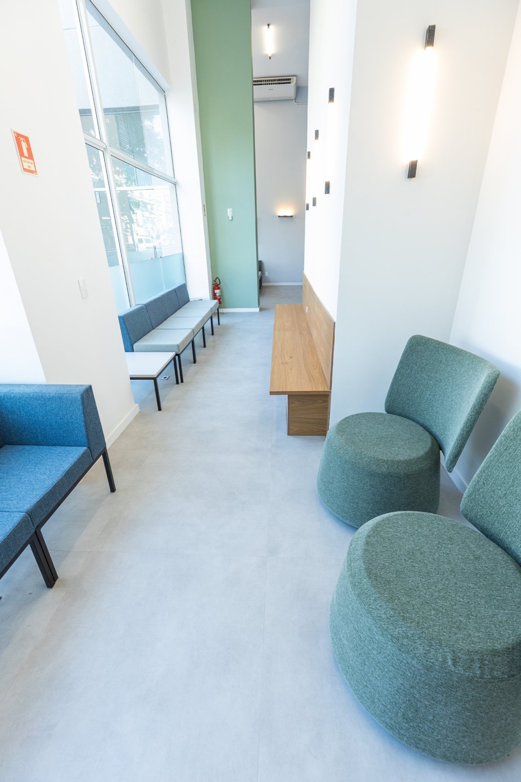 Sala de espera da DocSpace com poltronas verdes e azuis