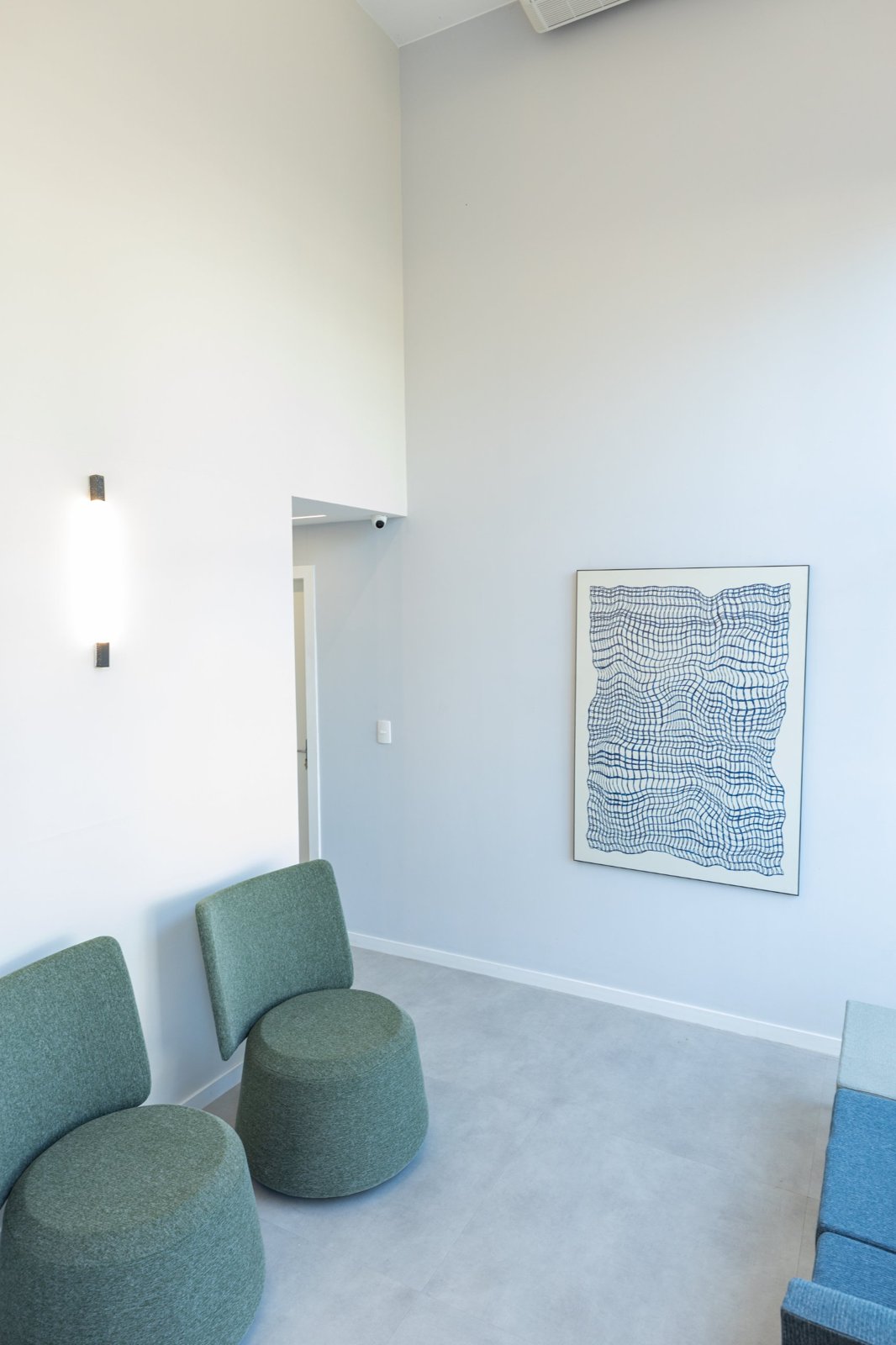 Poltronas verdes e quadro azul